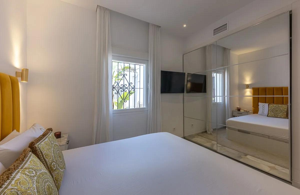 Puerto Banús – Frontlinje til stranden og turistlisens – bilde 12