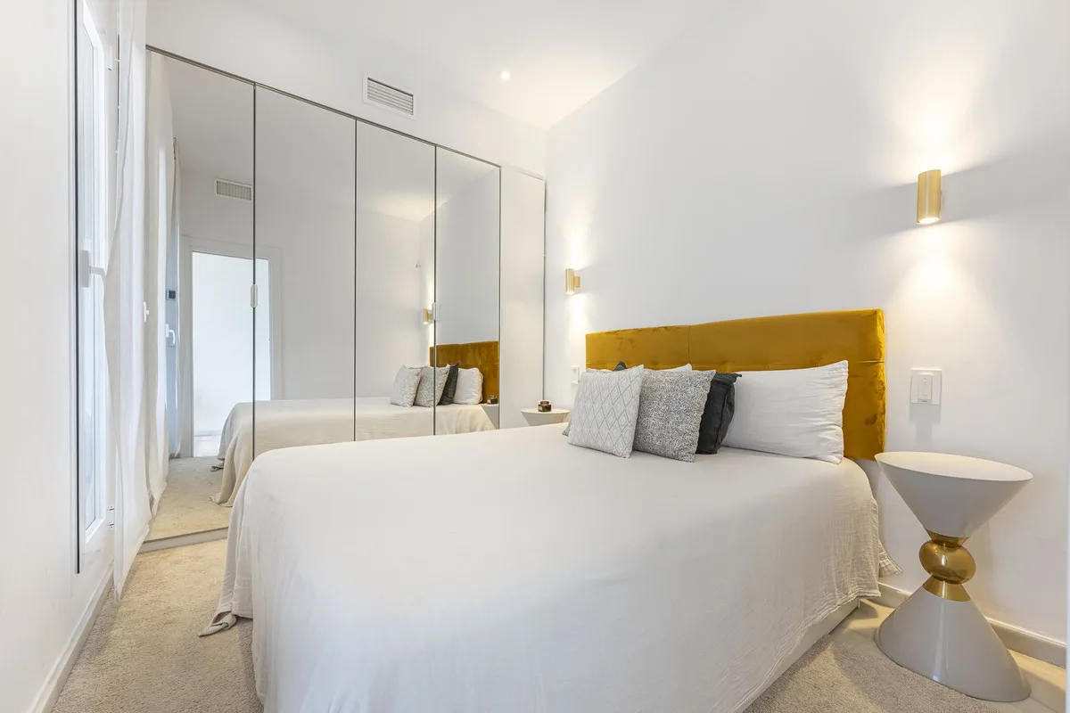 Puerto Banús – Frontlinje til stranden og turistlisens – bilde 13
