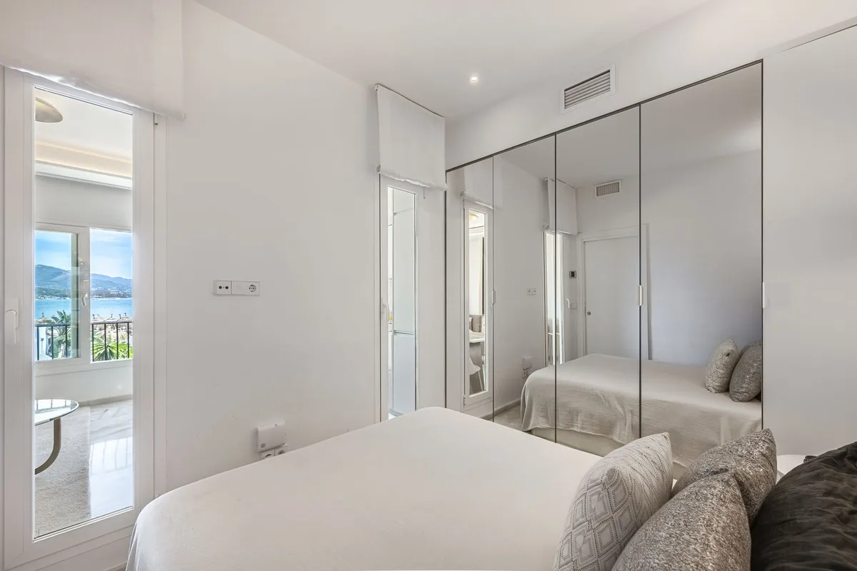 Puerto Banús – Frontlinje til stranden og turistlisens – bilde 14