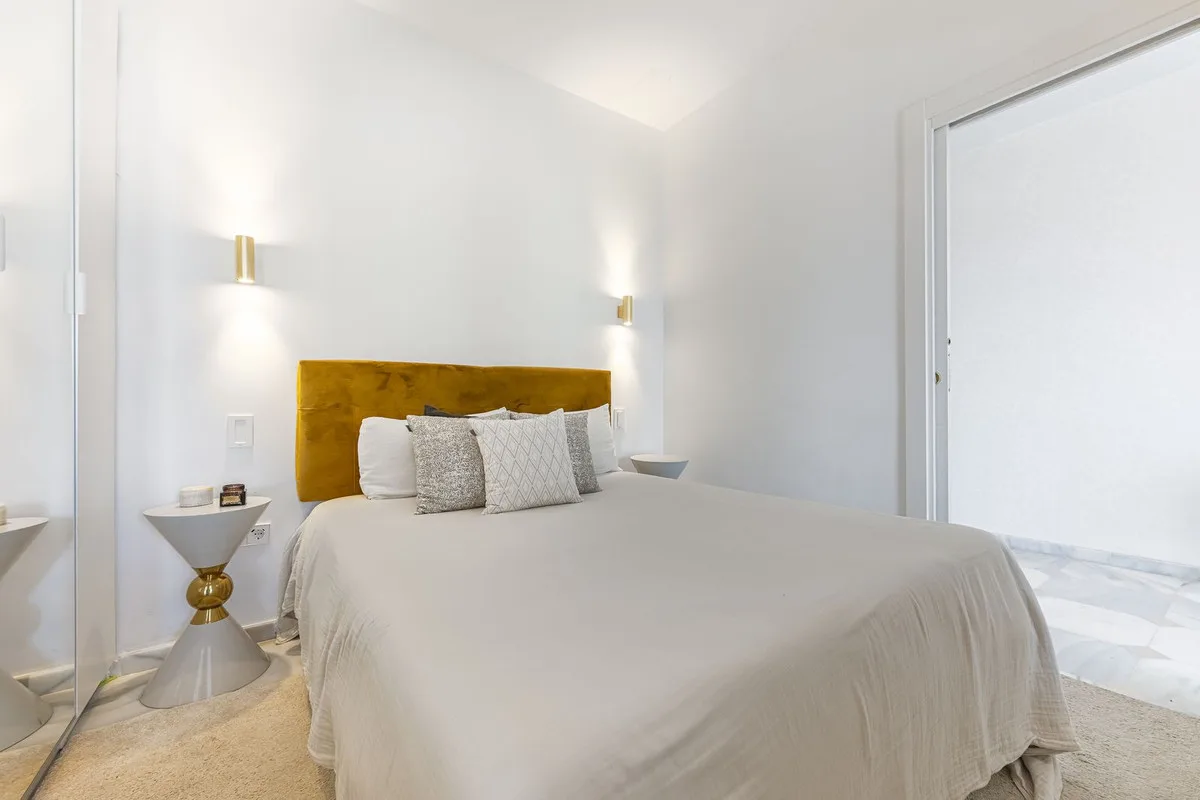 Puerto Banús – Frontlinje til stranden og turistlisens – bilde 15
