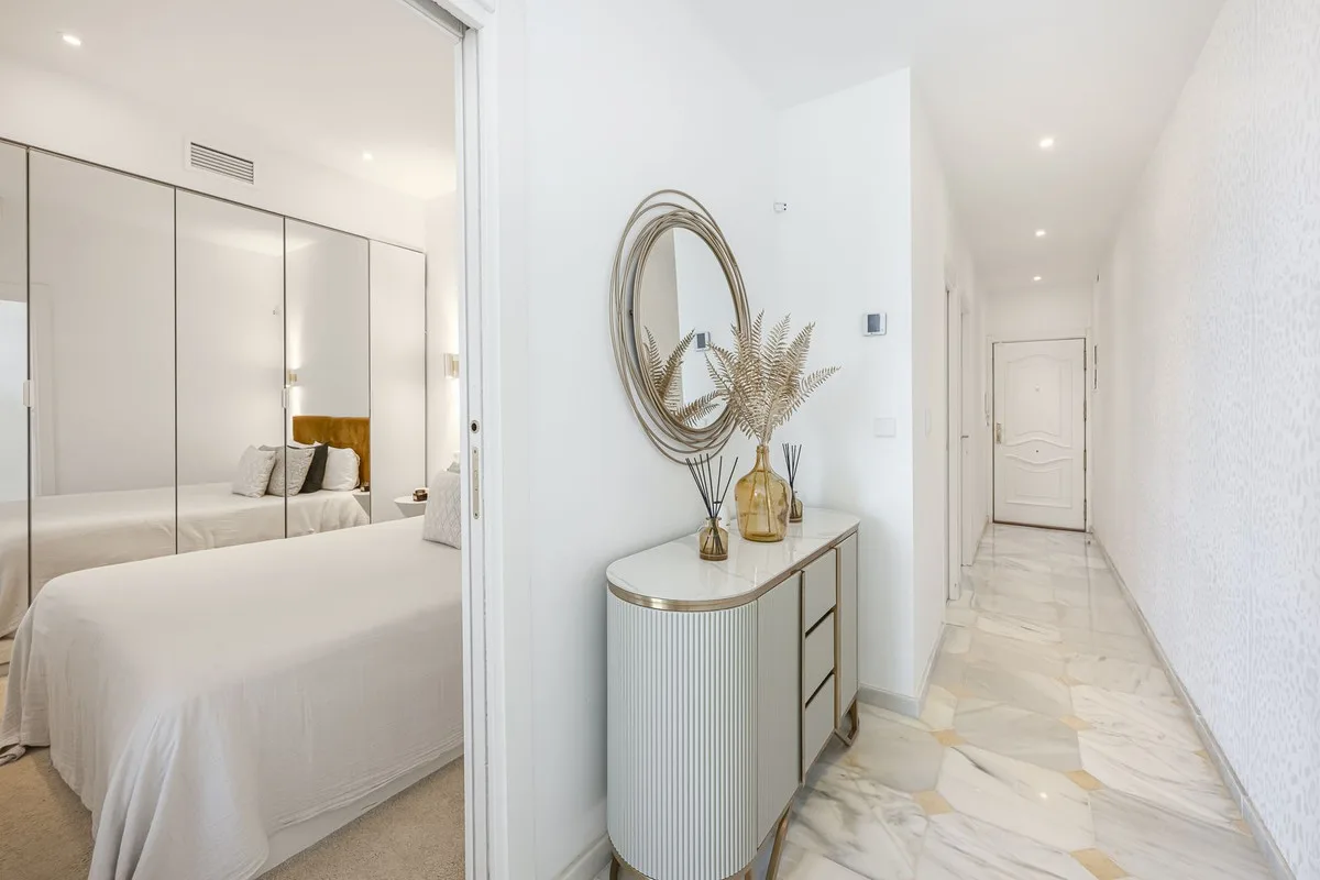 Puerto Banús – Frontlinje til stranden og turistlisens – bilde 18