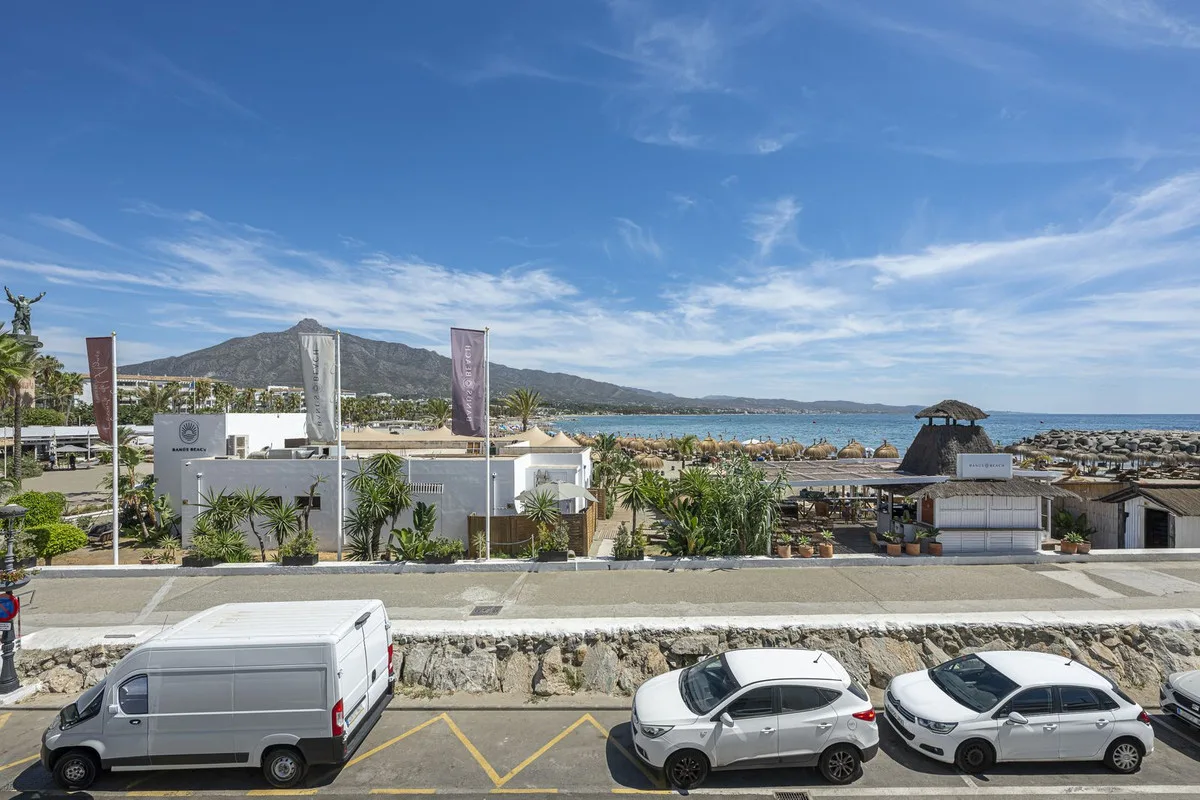 Puerto Banús – Frontlinje til stranden og turistlisens – bilde 20