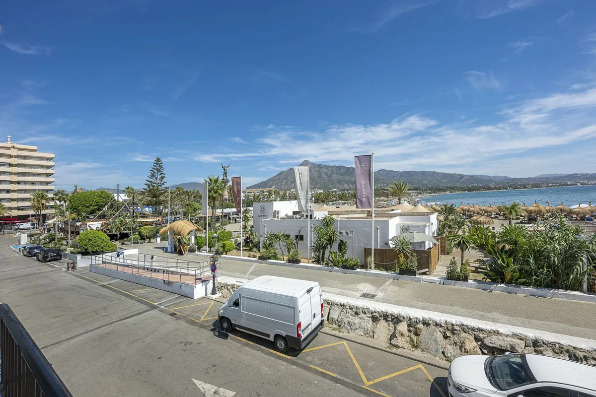 Puerto Banús – Frontlinje til stranden og turistlisens – bilde 21