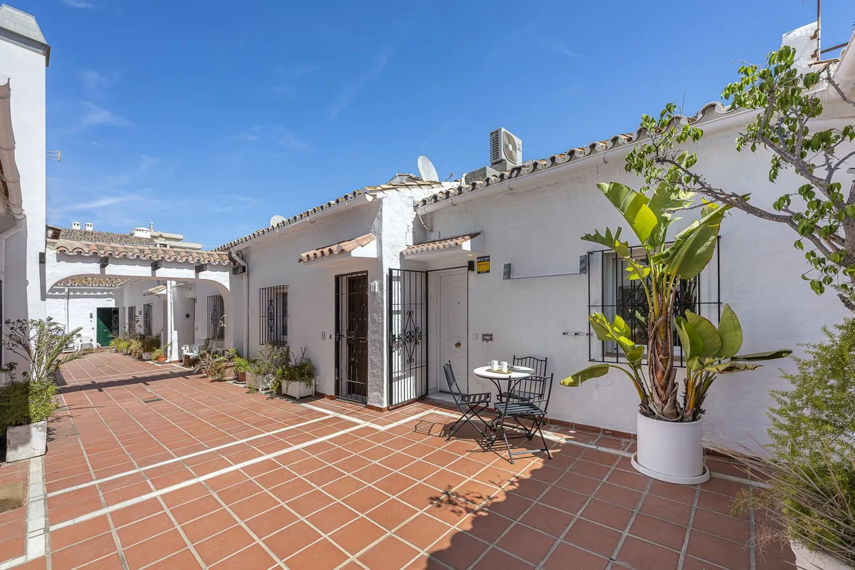Puerto Banús – Frontlinje til stranden og turistlisens – bilde 23