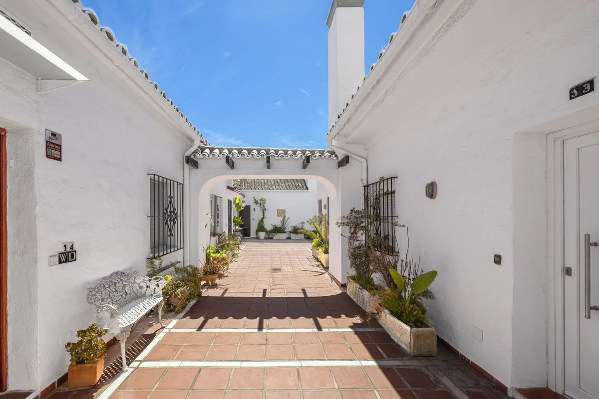 Puerto Banús – Frontlinje til stranden og turistlisens – bilde 24