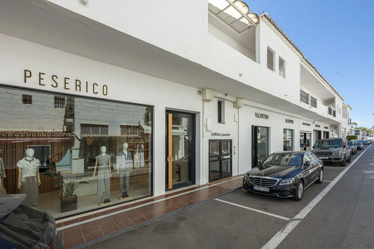 Puerto Banús – Frontlinje til stranden og turistlisens – bilde 37