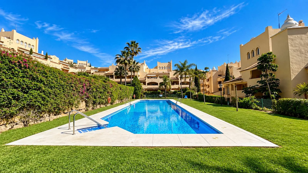 Santa María Village, Elviria – Hageleilighet med helårs vinterhage – bilde 1