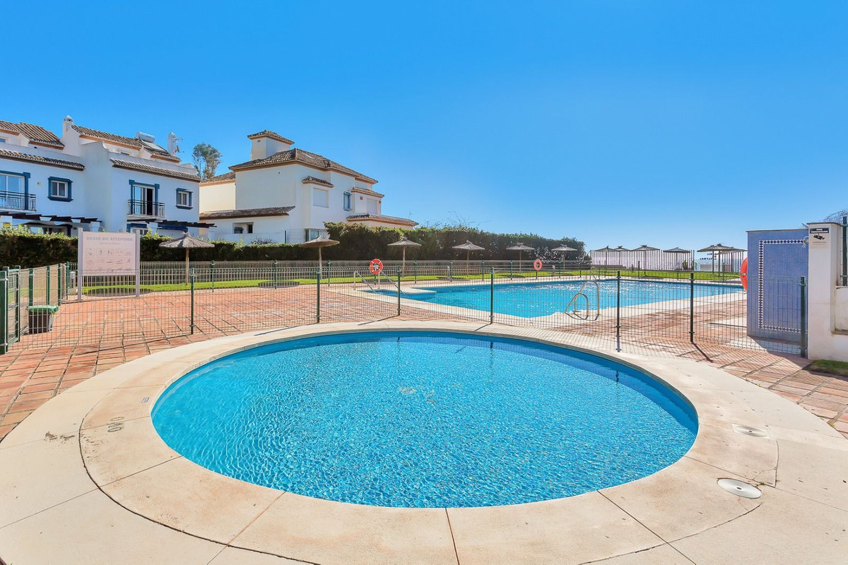 Estepona – Strandleilighet med direkte sjøutsikt og stor terrasse – bilde 2
