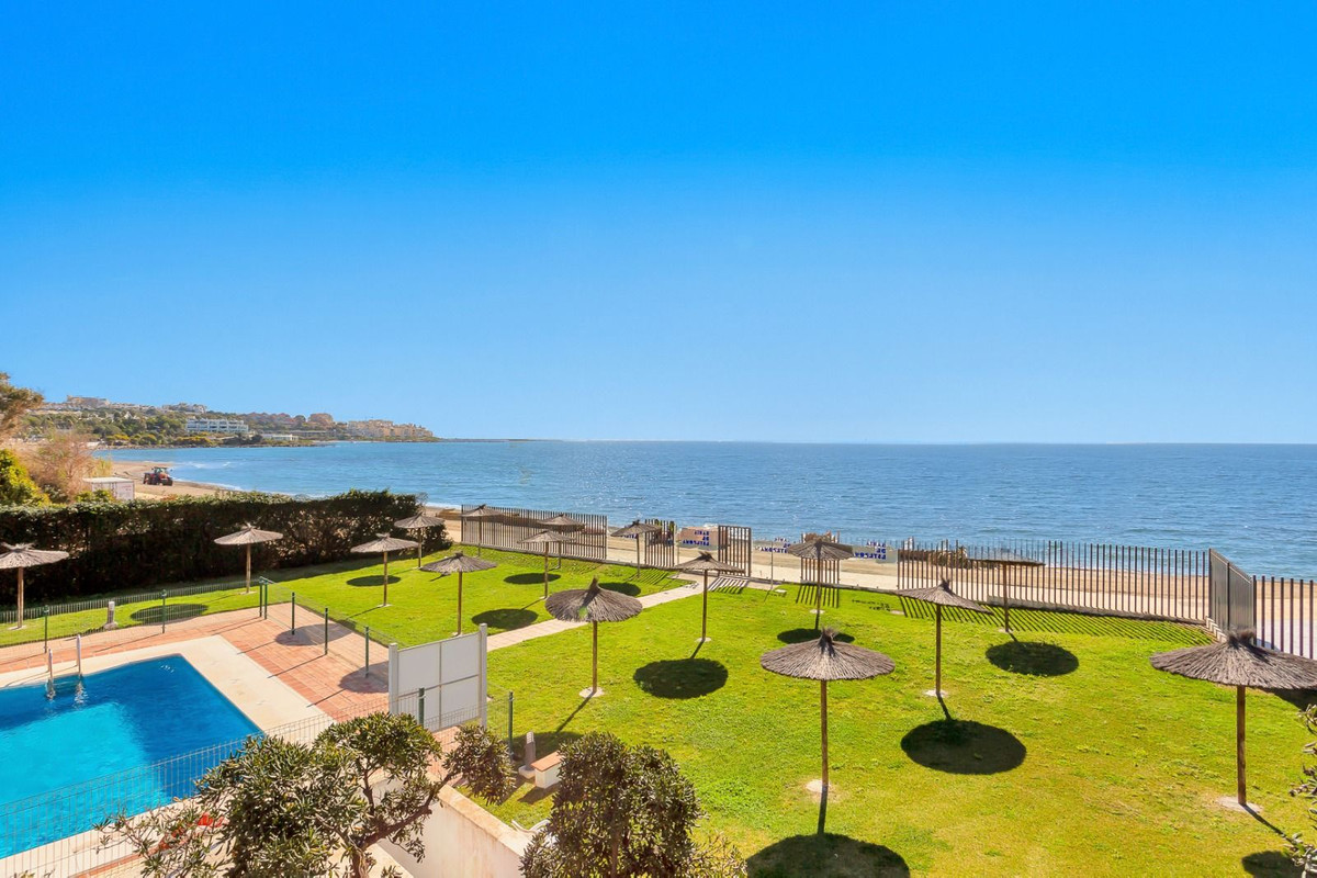 Estepona – Strandleilighet med direkte sjøutsikt og stor terrasse – bilde 1