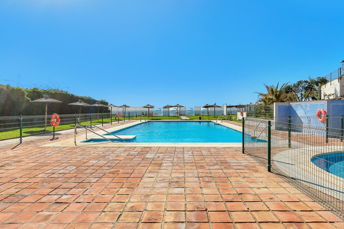 Estepona – Strandleilighet med direkte sjøutsikt og stor terrasse – bilde 3