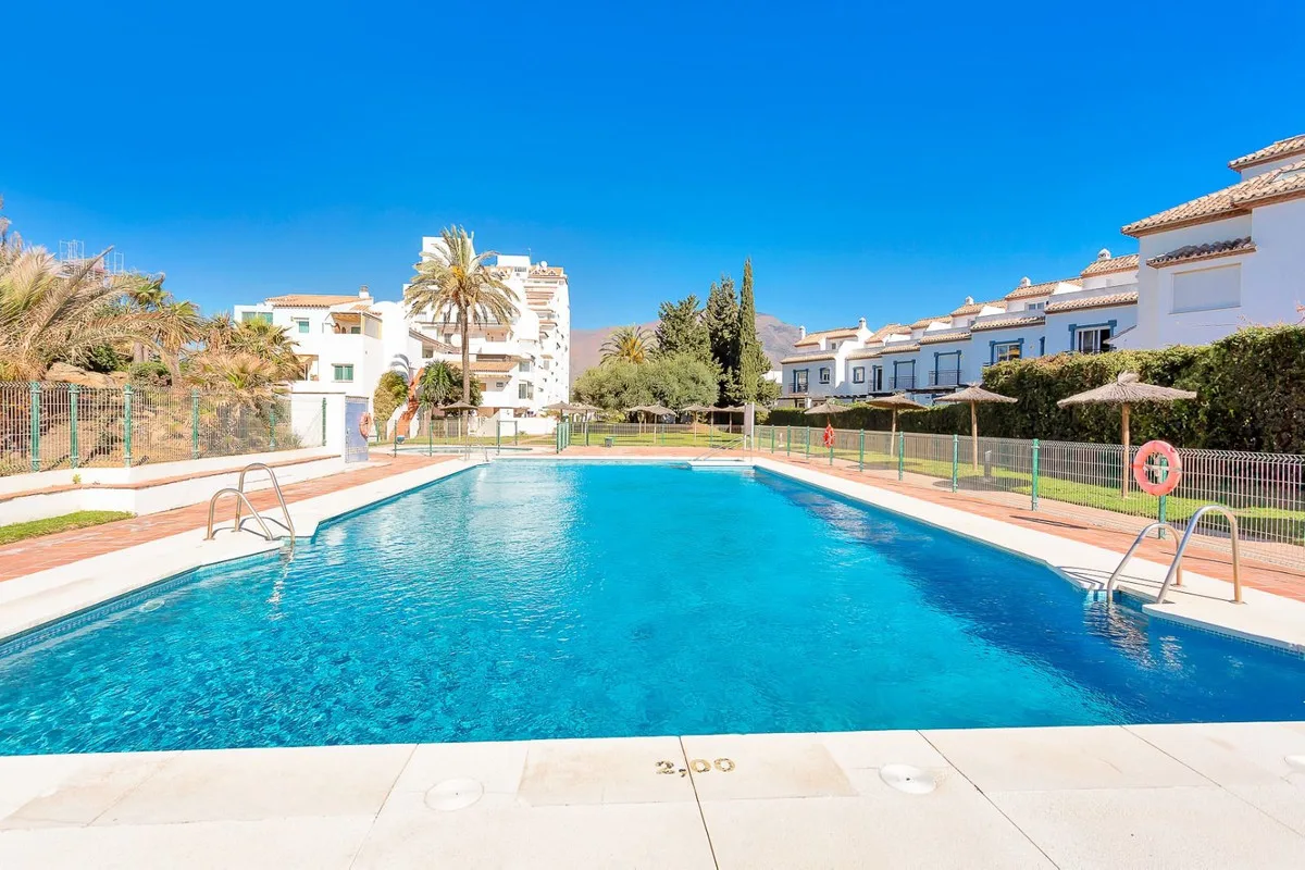 Estepona – Strandleilighet med direkte sjøutsikt og stor terrasse – bilde 4