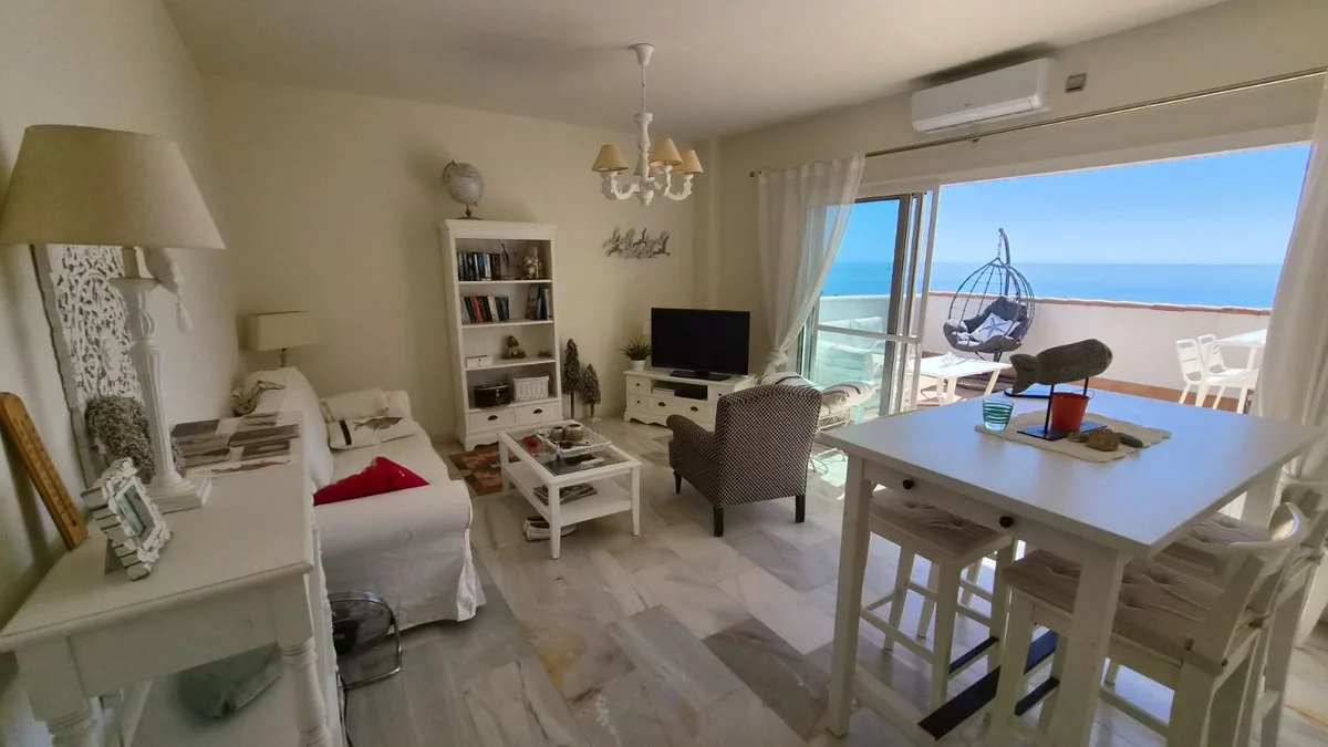 Estepona – Strandleilighet med direkte sjøutsikt og stor terrasse – bilde 9