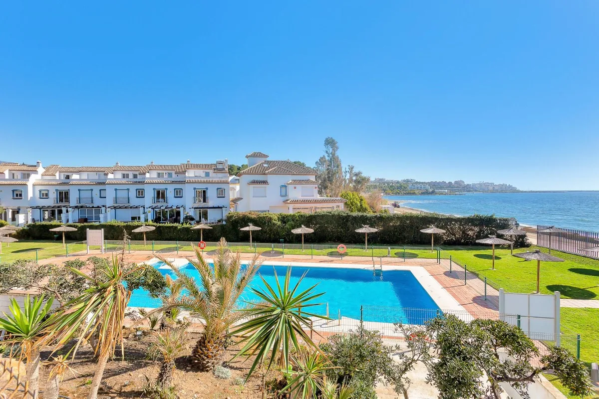 Estepona – Strandleilighet med direkte sjøutsikt og stor terrasse – bilde 21