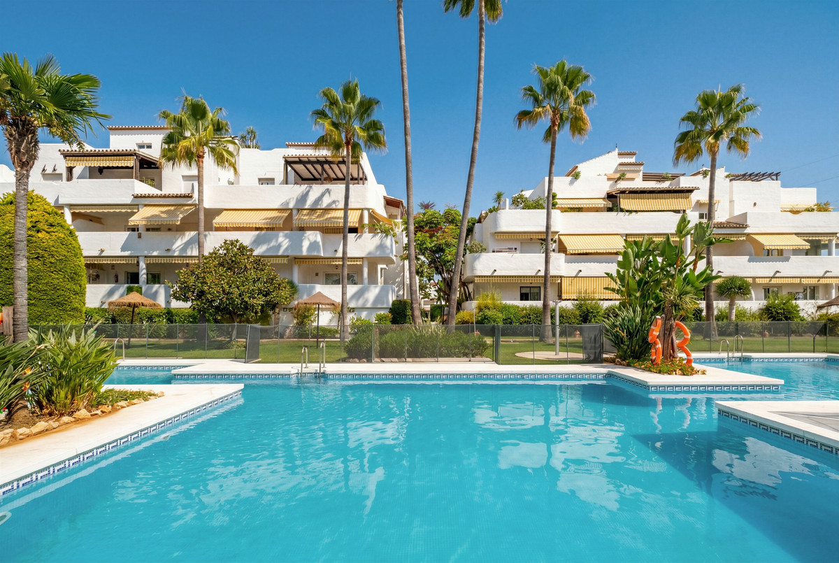 Golden Mile, Marbella – Hjørneleilighet med fjell- og delvis sjøutsikt, lave fellesutgifter – bilde 1