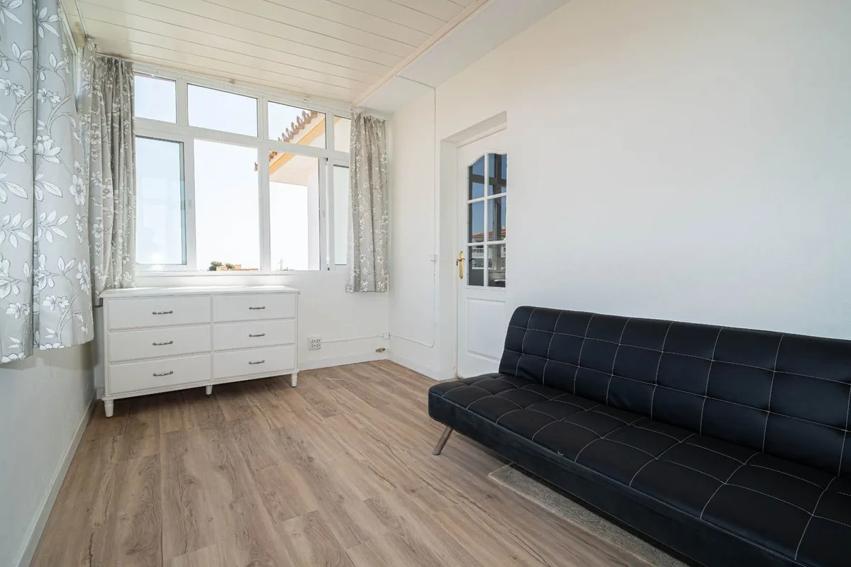 El Faro de Mijas – Renovert penthouse med to uteplasser og sjøutsikt – bilde 19