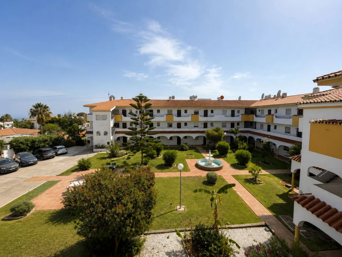 El Faro de Mijas – Renovert penthouse med to uteplasser og sjøutsikt – bilde 25