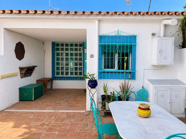 Nueva Andalucía – Renovert enetasjes rekkehus med peis og to verandaer