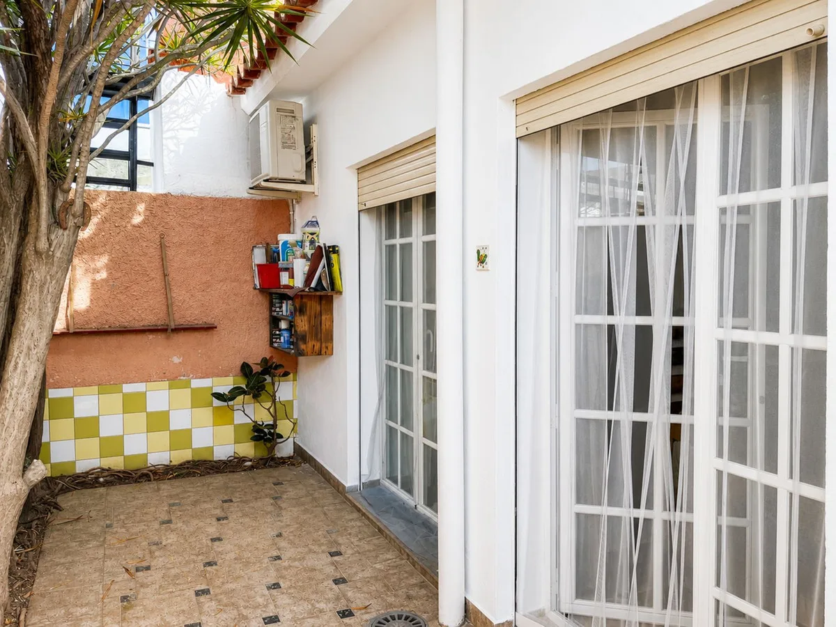 Nueva Andalucía – Renovert enetasjes rekkehus med peis og to verandaer – bilde 9