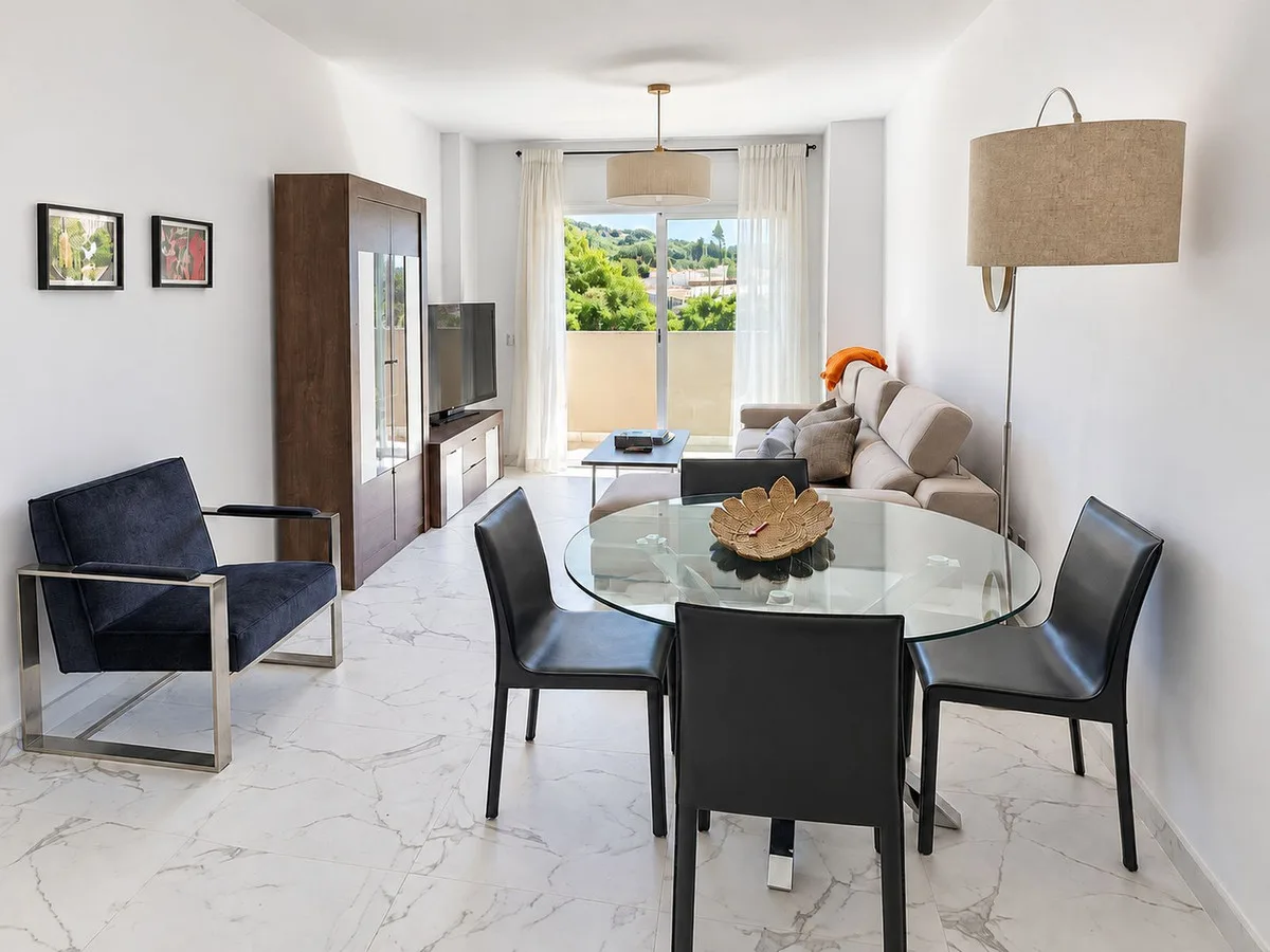 Nueva Andalucía – Innflytningsklar leilighet med 3 soverom og overbygget terrasse – bilde 3