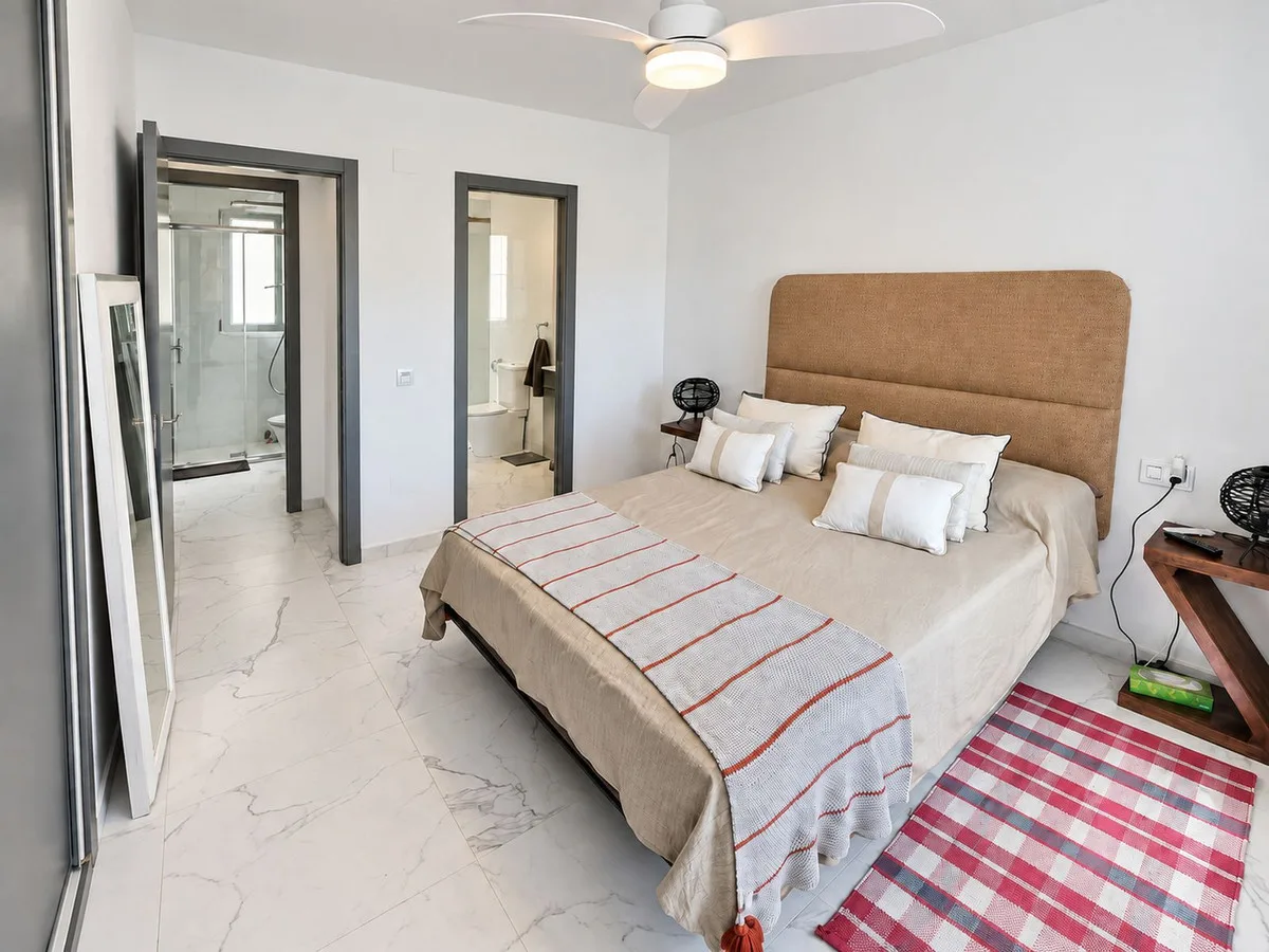 Nueva Andalucía – Innflytningsklar leilighet med 3 soverom og overbygget terrasse – bilde 9
