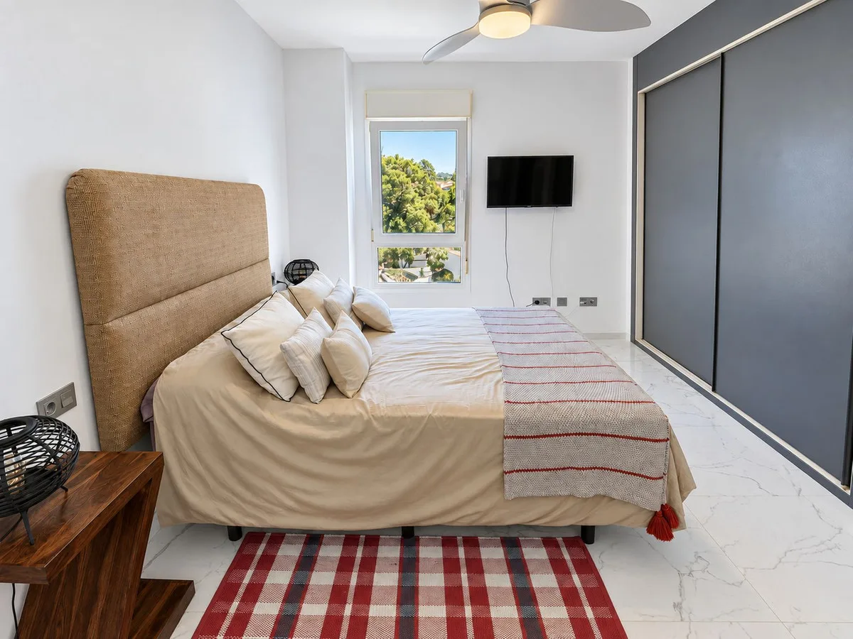 Nueva Andalucía – Innflytningsklar leilighet med 3 soverom og overbygget terrasse – bilde 11