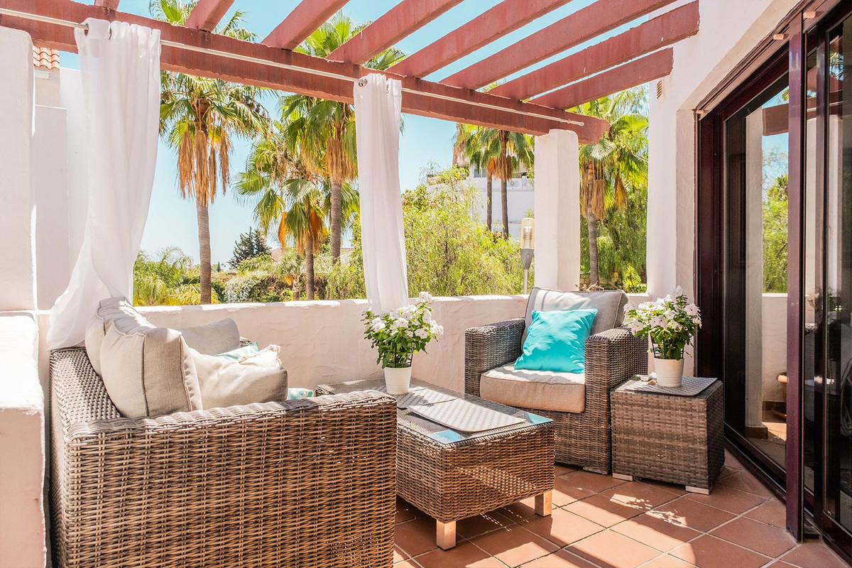 La Maestranza, Nueva Andalucía – Hjørneleilighet med 20 m² terrasse mot tropiske hager – bilde 1