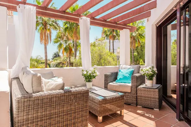 La Maestranza, Nueva Andalucía – Hjørneleilighet med 20 m² terrasse mot tropiske hager