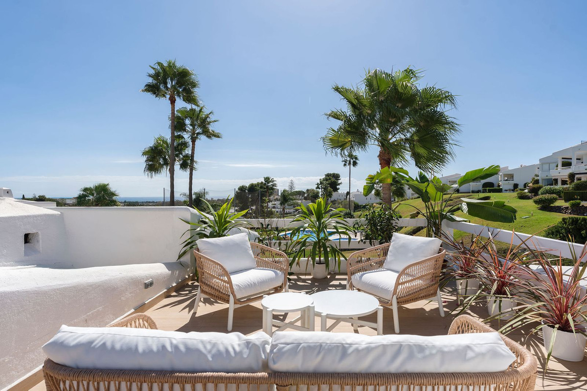 Nueva Andalucía – Toppleilighet i to plan med terrasse og utsikt over Aloha Golf – bilde 2