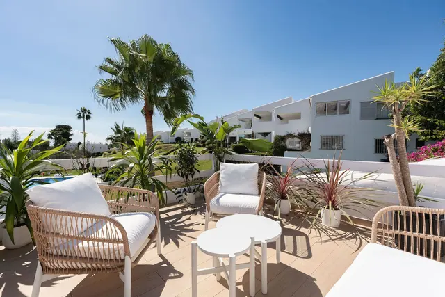 Nueva Andalucía – Toppleilighet i to plan med terrasse og utsikt over Aloha Golf