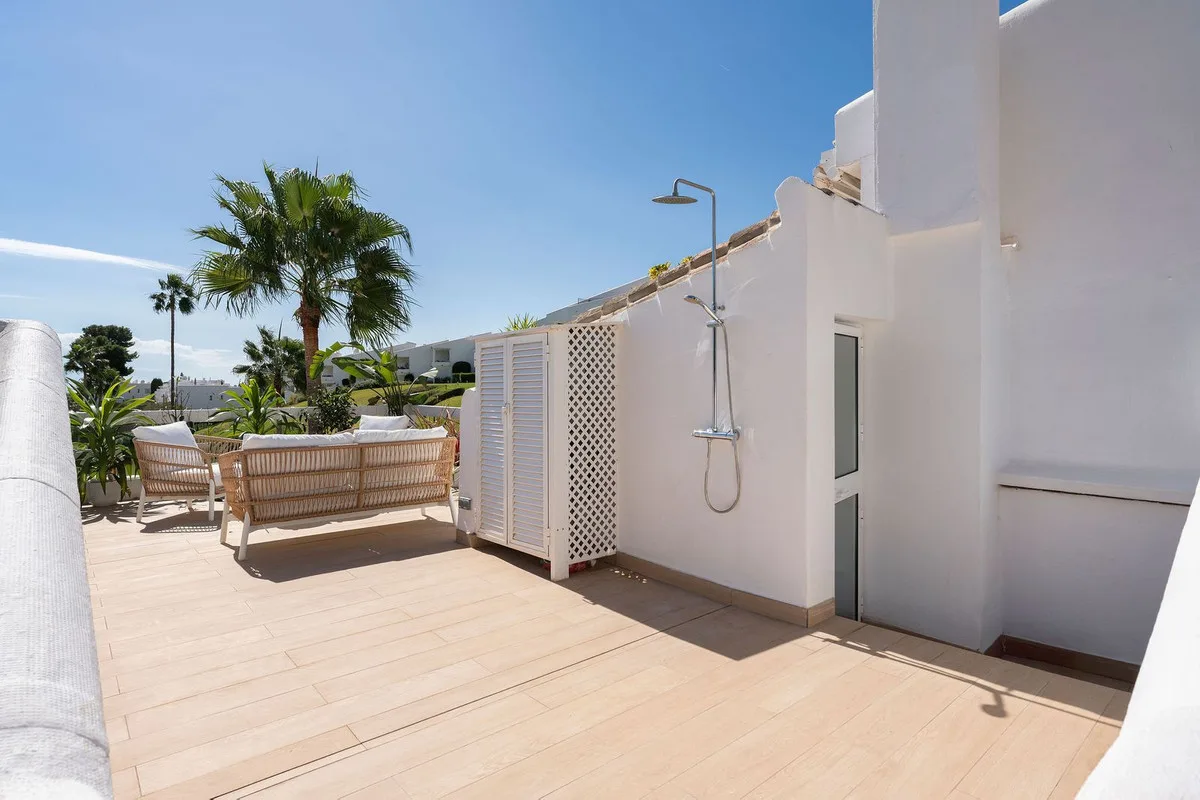 Nueva Andalucía – Toppleilighet i to plan med terrasse og utsikt over Aloha Golf – bilde 5