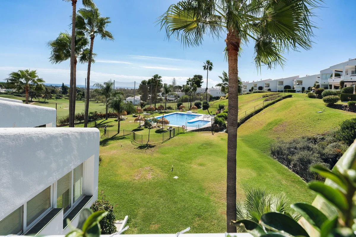 Nueva Andalucía – Toppleilighet i to plan med terrasse og utsikt over Aloha Golf – bilde 6