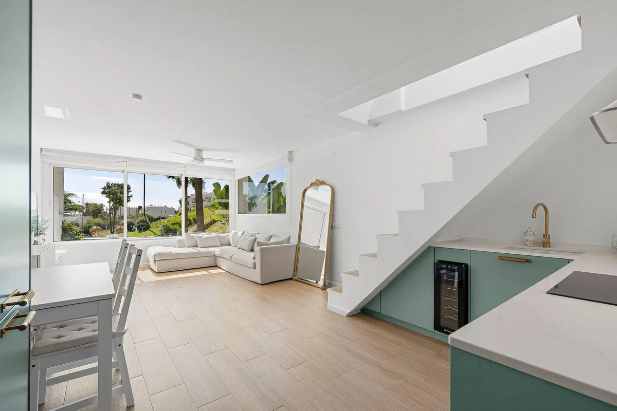 Nueva Andalucía – Toppleilighet i to plan med terrasse og utsikt over Aloha Golf – bilde 7