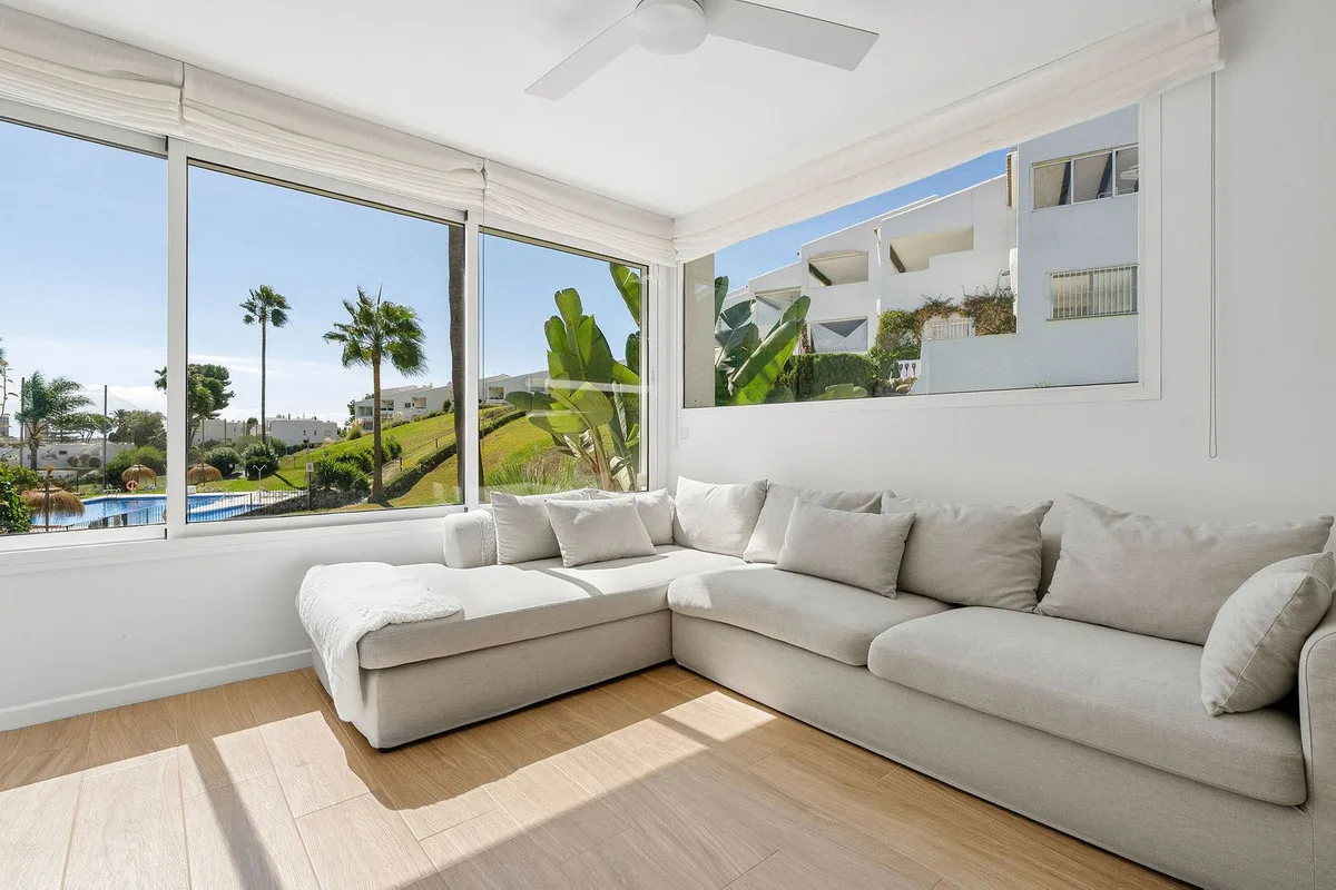 Nueva Andalucía – Toppleilighet i to plan med terrasse og utsikt over Aloha Golf – bilde 8