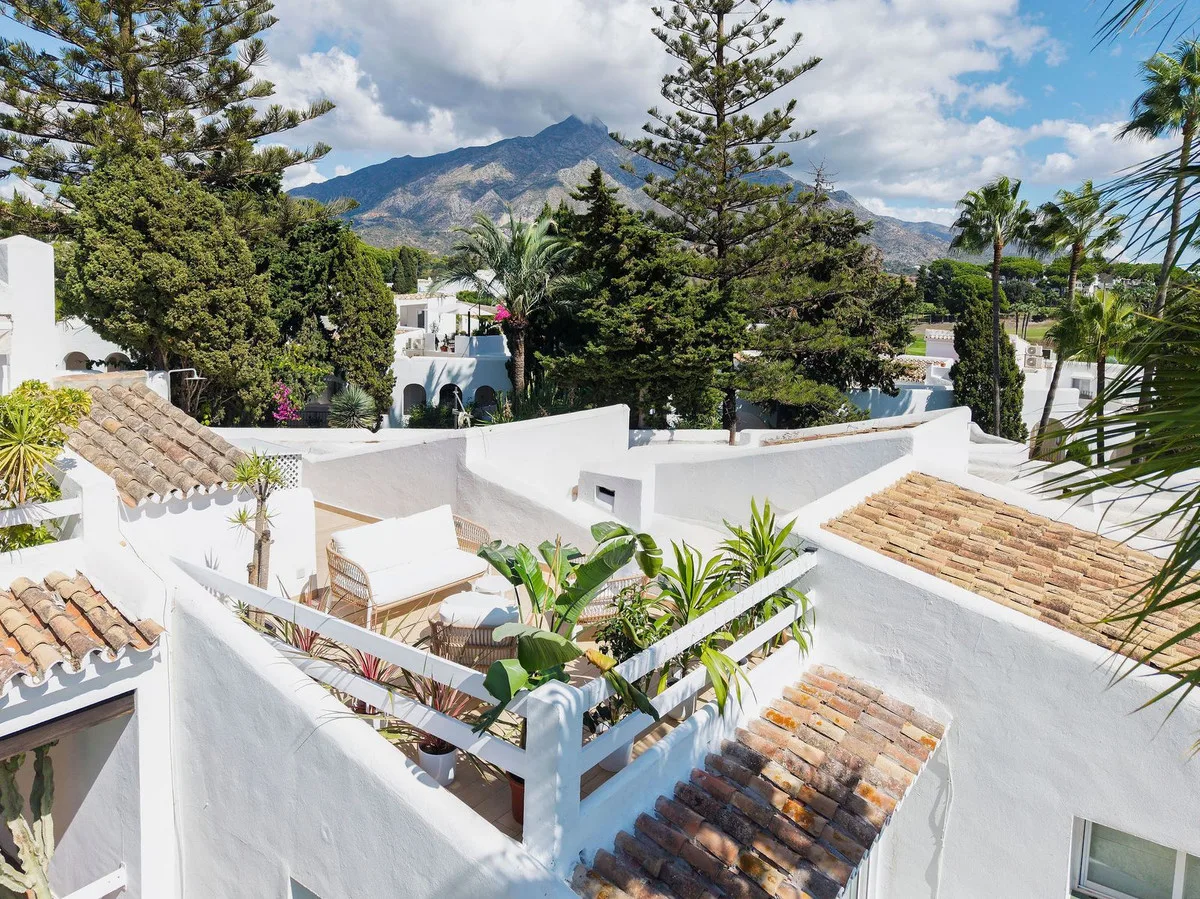 Nueva Andalucía – Toppleilighet i to plan med terrasse og utsikt over Aloha Golf – bilde 19