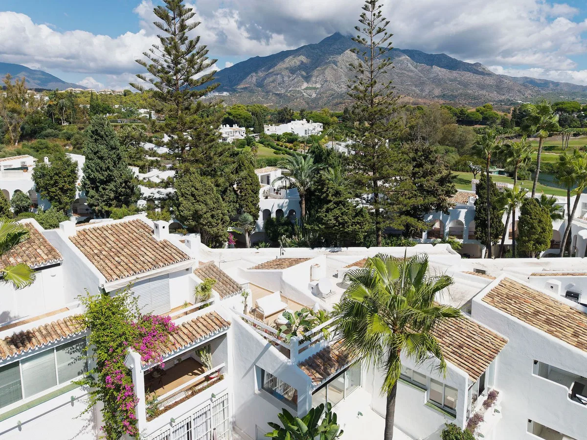 Nueva Andalucía – Toppleilighet i to plan med terrasse og utsikt over Aloha Golf – bilde 20