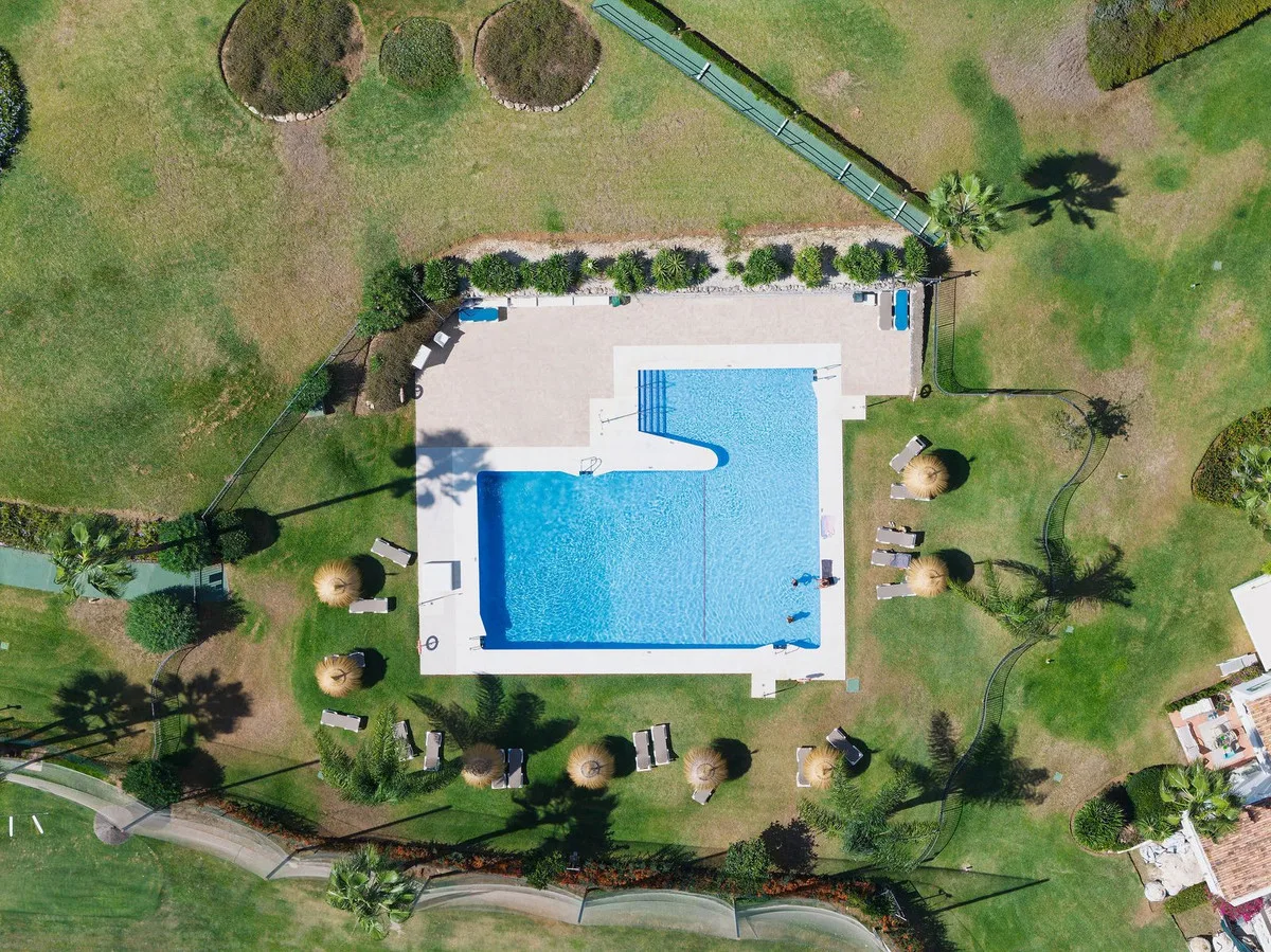 Nueva Andalucía – Toppleilighet i to plan med terrasse og utsikt over Aloha Golf – bilde 22