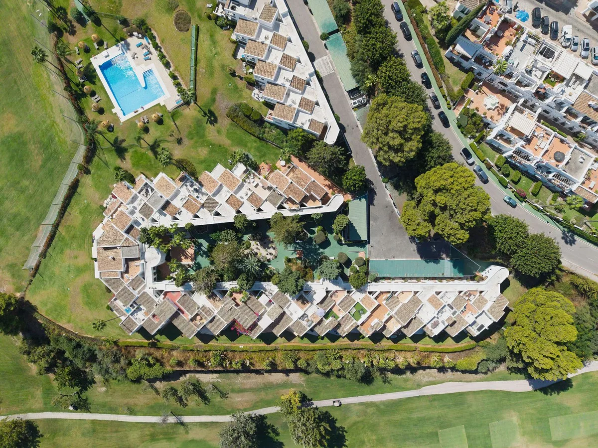 Nueva Andalucía – Toppleilighet i to plan med terrasse og utsikt over Aloha Golf – bilde 23