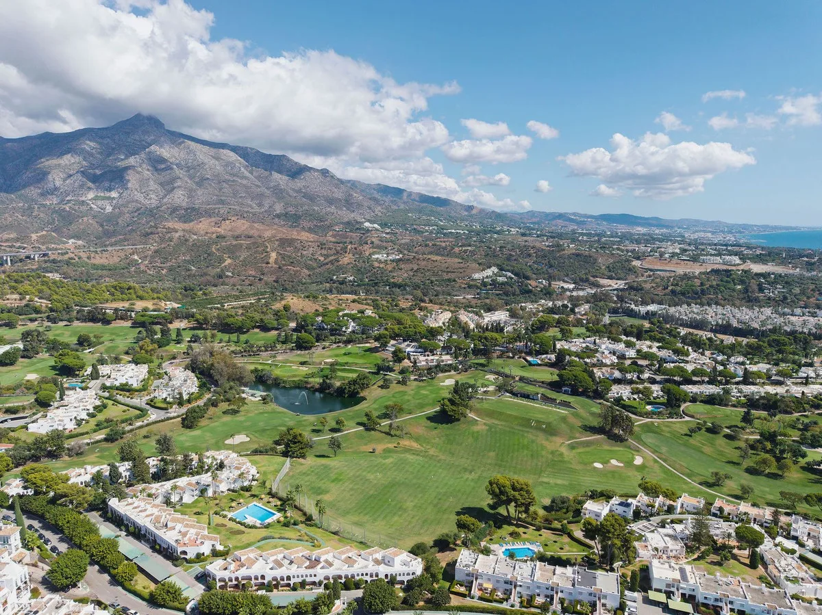 Nueva Andalucía – Toppleilighet i to plan med terrasse og utsikt over Aloha Golf – bilde 24