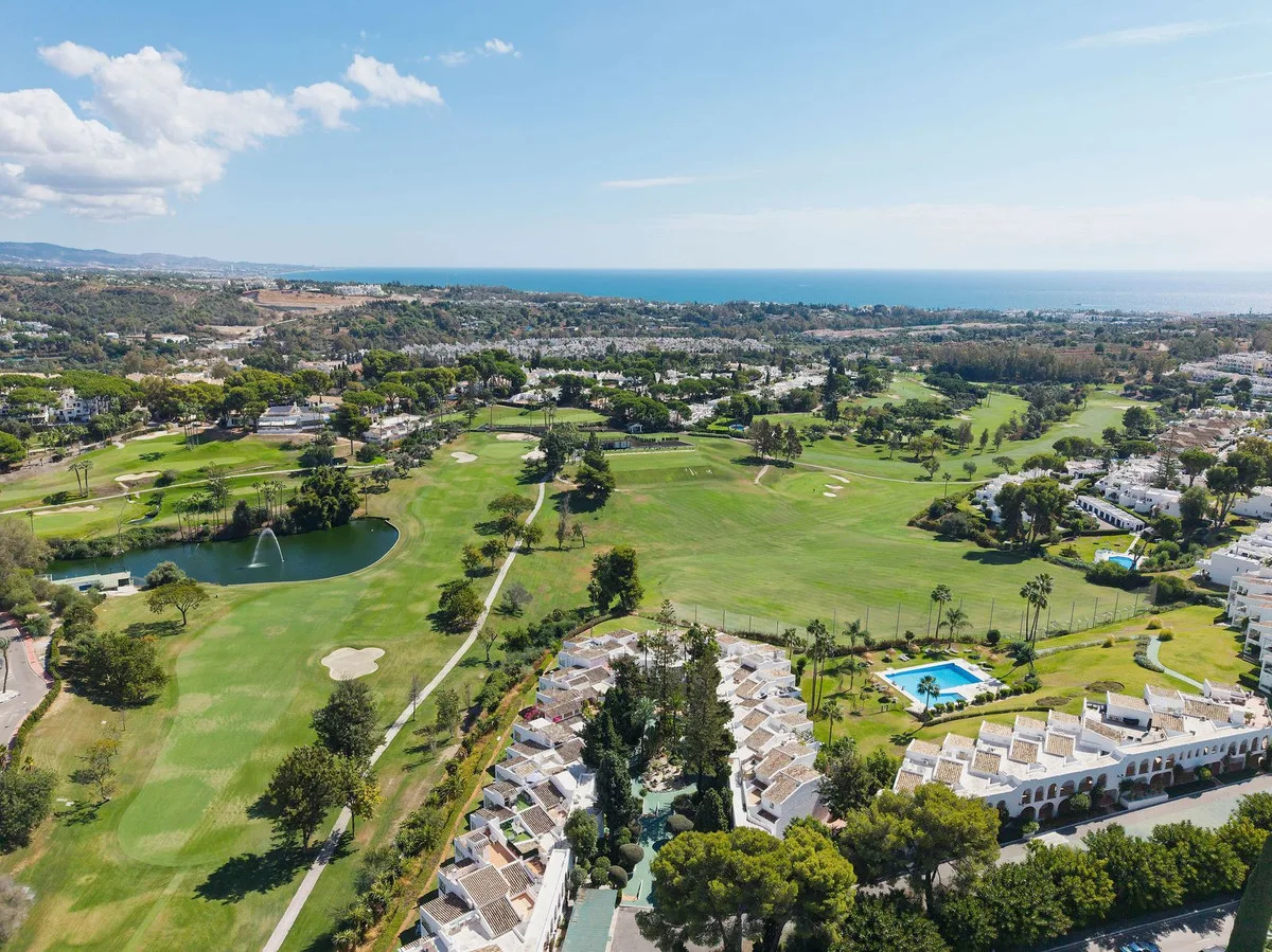 Nueva Andalucía – Toppleilighet i to plan med terrasse og utsikt over Aloha Golf – bilde 25