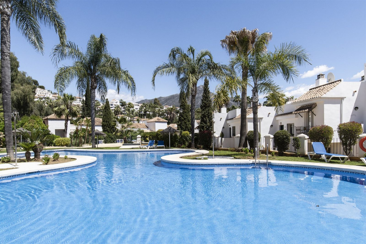 Aloha, Nueva Andalucía – Renovert toppleilighet med vestvendt terrasse og kveldssol – bilde 1