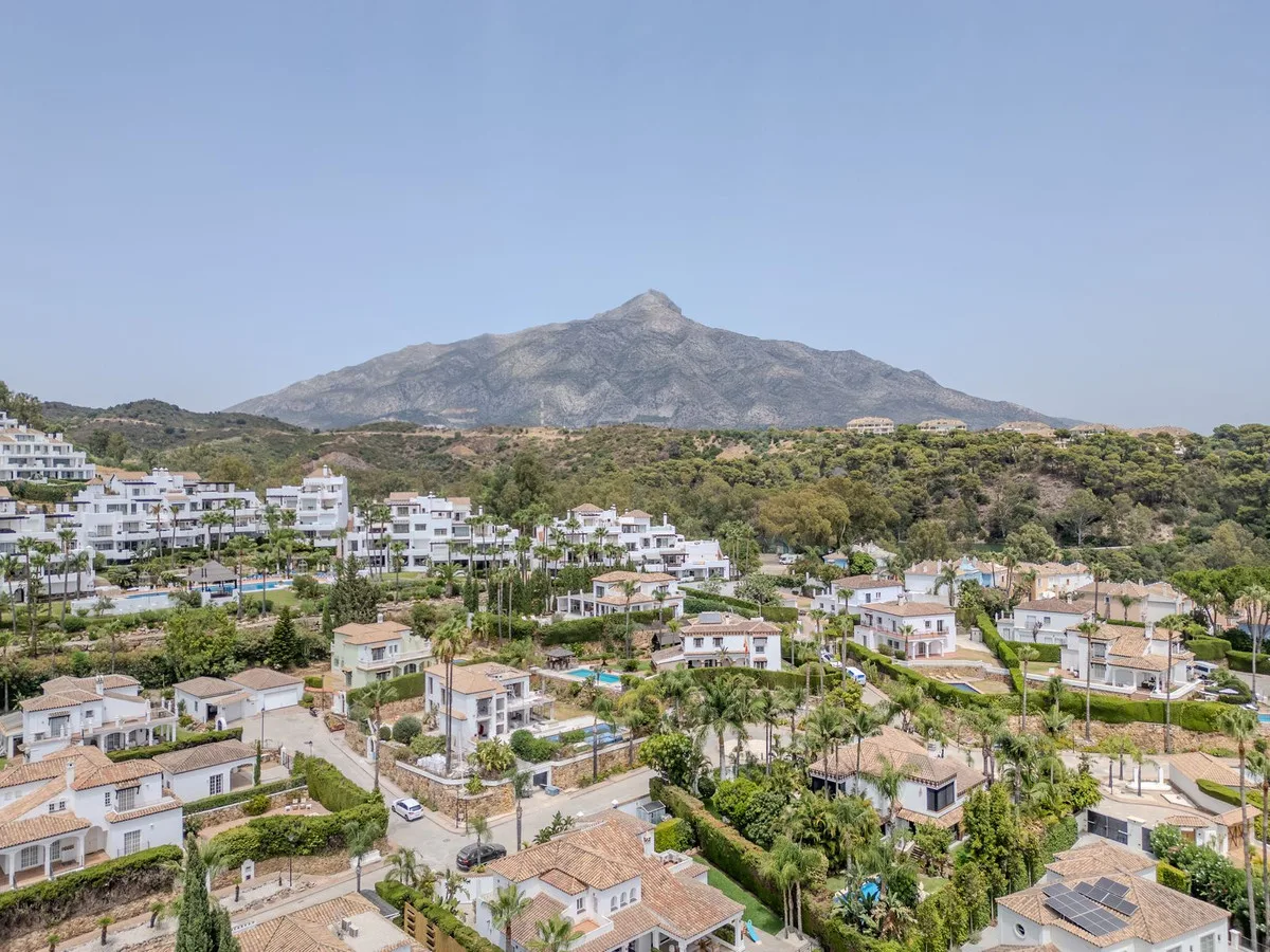 Aloha, Nueva Andalucía – Renovert toppleilighet med vestvendt terrasse og kveldssol – bilde 27