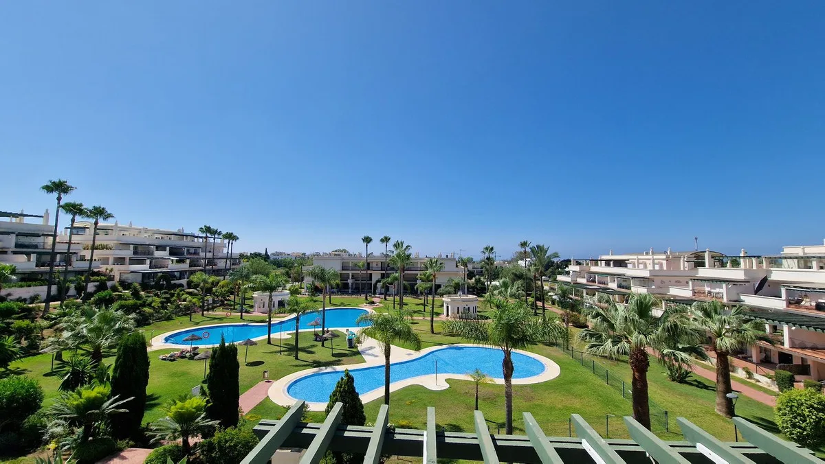 Lorcrimar V, Nueva Andalucía – Hjørne-toppleilighet med stor terrasse – bilde 4