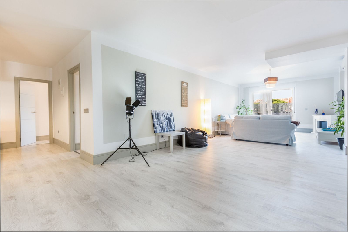 Nueva Andalucía – Romslig leilighet med turistlisens og 50 m² vestvendt terrasse – bilde 3