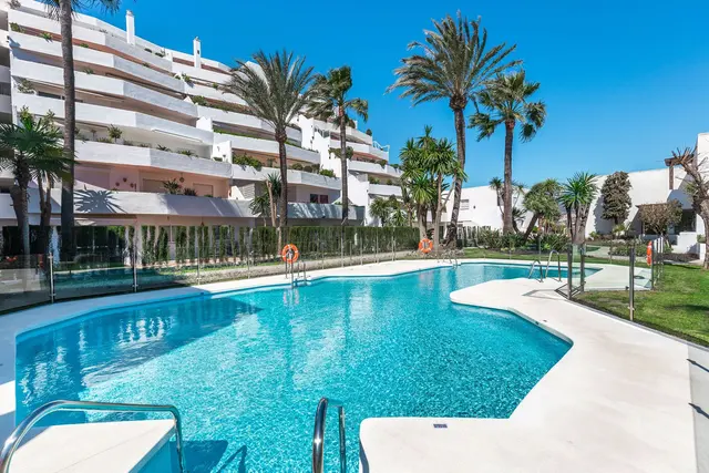 Nueva Andalucía – Romslig leilighet med turistlisens og 50 m² vestvendt terrasse