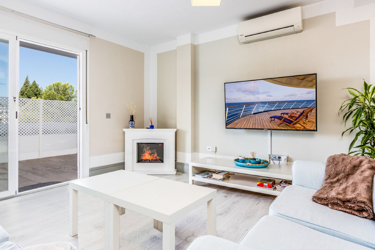 Nueva Andalucía – Romslig leilighet med turistlisens og 50 m² vestvendt terrasse – bilde 2
