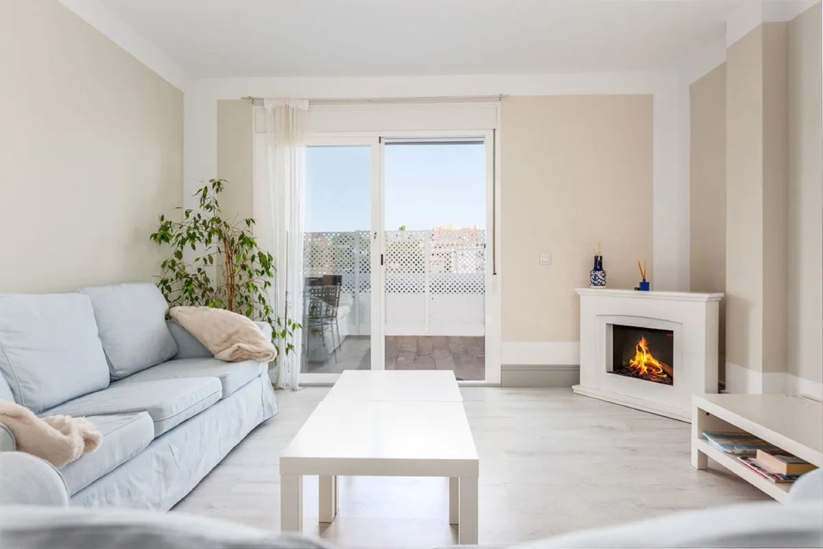 Nueva Andalucía – Romslig leilighet med turistlisens og 50 m² vestvendt terrasse – bilde 6