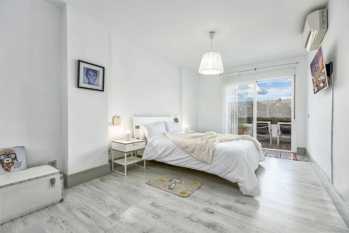 Nueva Andalucía – Romslig leilighet med turistlisens og 50 m² vestvendt terrasse – bilde 7