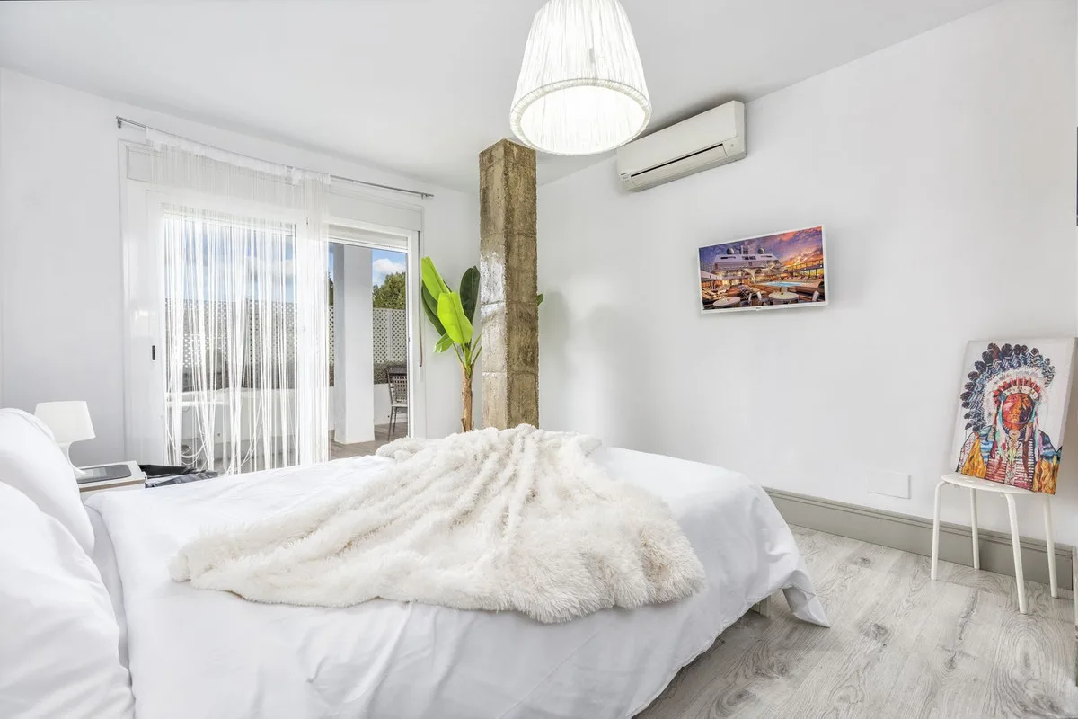 Nueva Andalucía – Romslig leilighet med turistlisens og 50 m² vestvendt terrasse – bilde 8