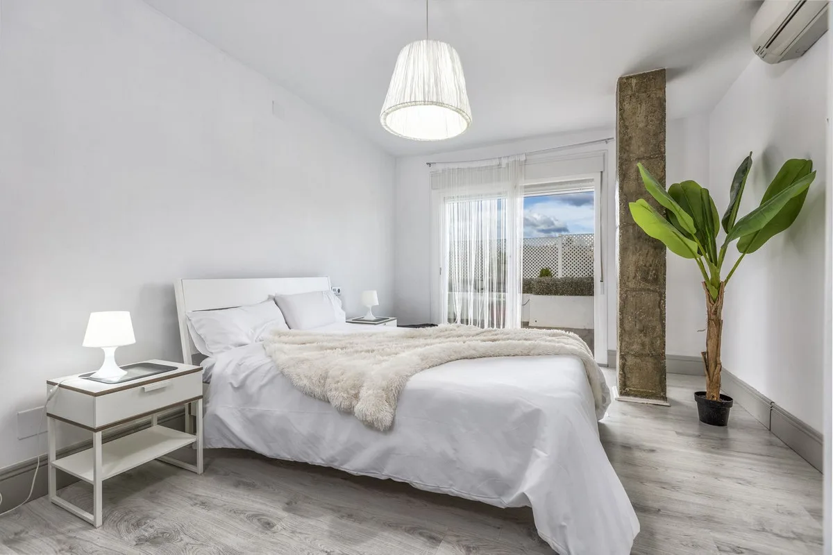 Nueva Andalucía – Romslig leilighet med turistlisens og 50 m² vestvendt terrasse – bilde 14