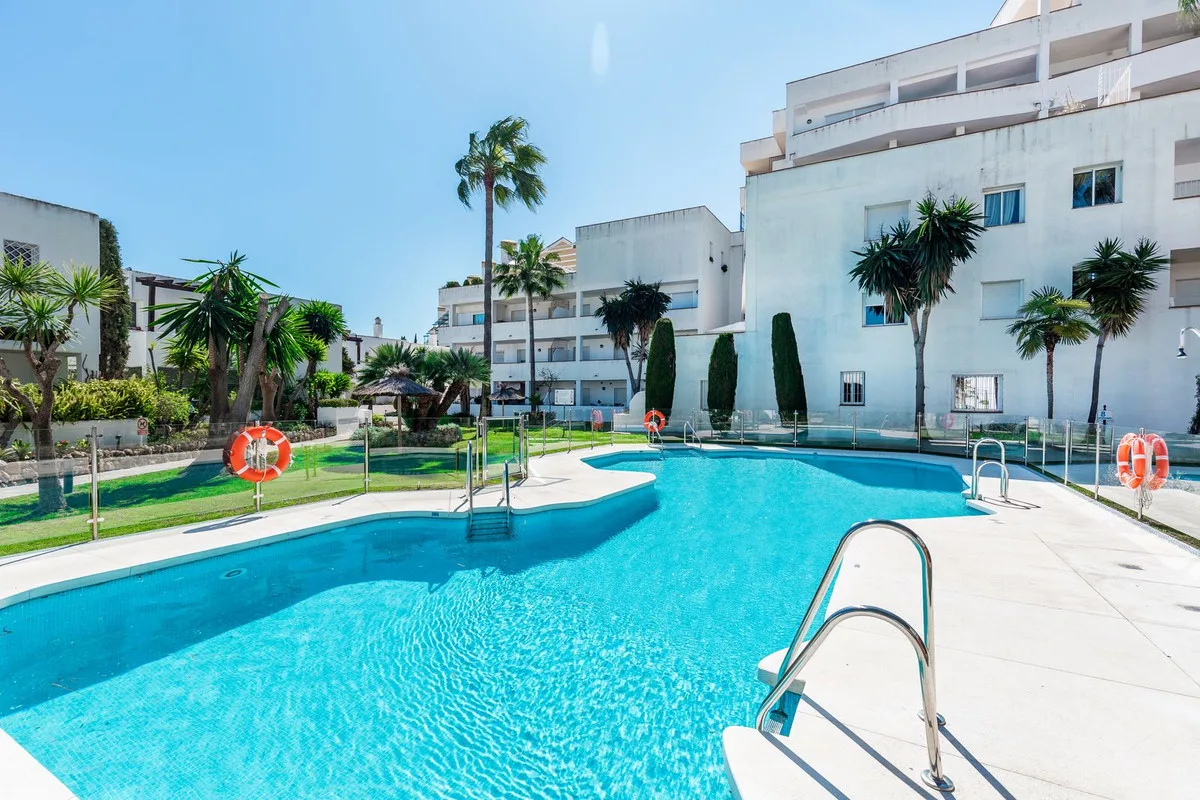 Nueva Andalucía – Romslig leilighet med turistlisens og 50 m² vestvendt terrasse – bilde 13